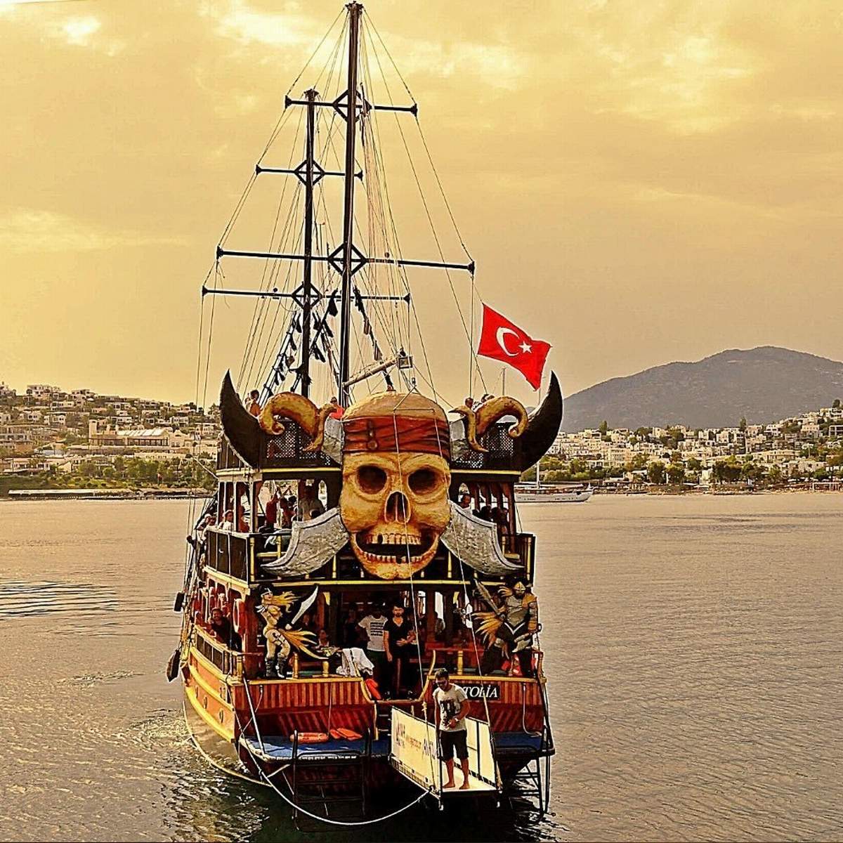 Parti Teknesi Jolly Pirates Gümbet Bodrum